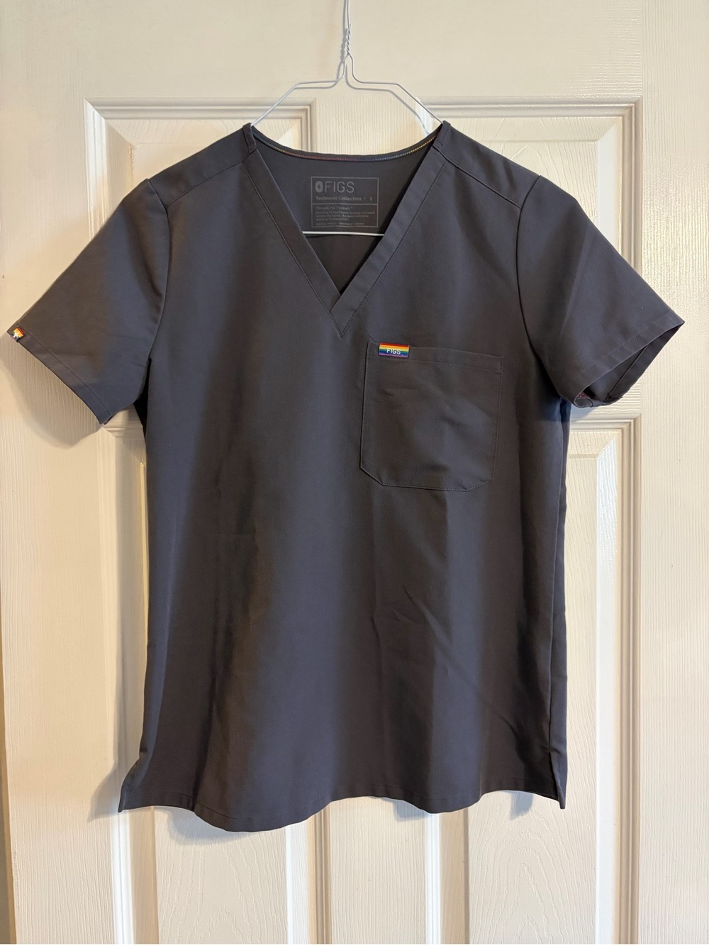 FIGS Pride Catarina One Pocket Scrub Top Women Small Graphite Gray V-Neck S